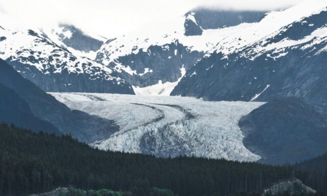 Evacúan a más de 1.000 personas en Alaska por inminente inundación glaciar