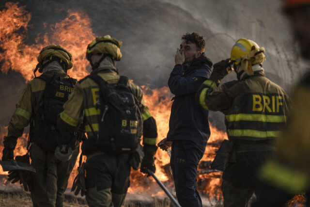 Tres muertos y miles de evacuados por los incendios forestales que continúan en España