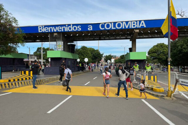 Más de 100 venezolanos cruzan a diario la frontera con Colombia rumbo a otros países