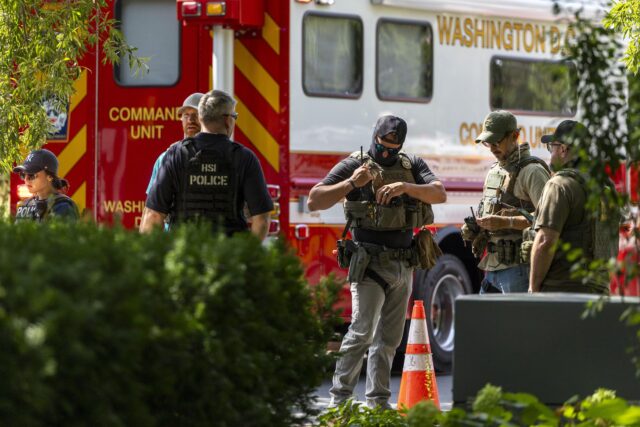 Un funcionario es acusado de delito grave por lanzar un sándwich a un policía en Washington