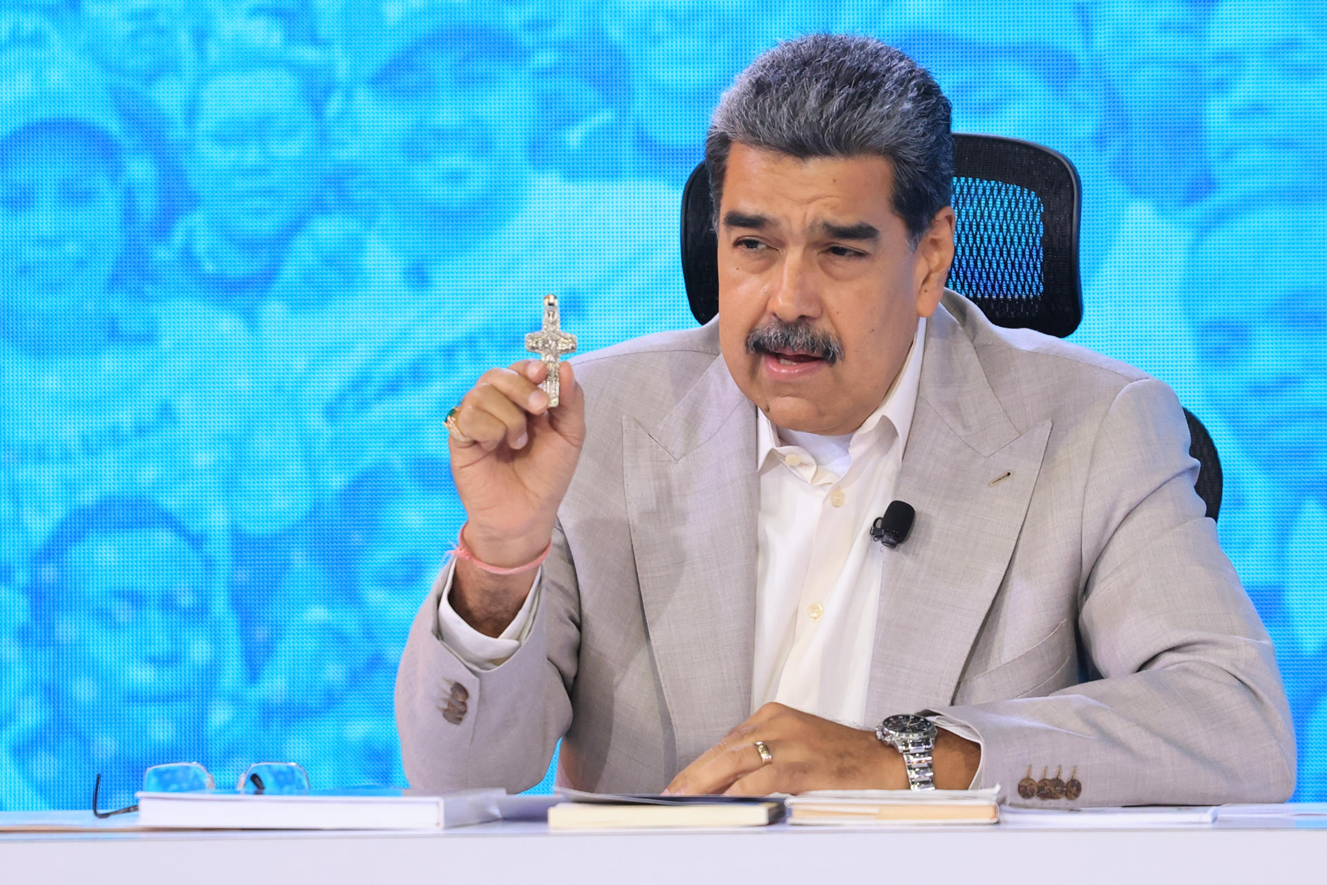 Maduro alerta que canales con Estados Unidos están “malogrados” por presión militar