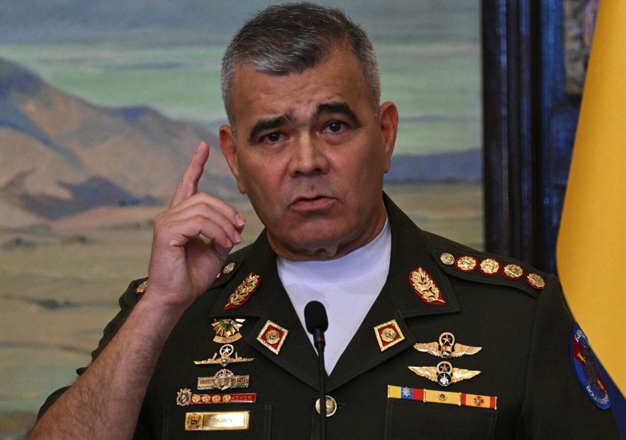 Padrino López warns the US: "They do not make a calculation error when they decide to assault Venezuela" Padrino López warned the United States: "He does not dare to put a hand in Venezuela"