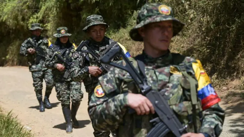 Cuáles son y cuánto poder tienen los dos grupos de las disidencias de las FARC señalados como responsables de los atentados que dejaron 19 muertos en Colombia