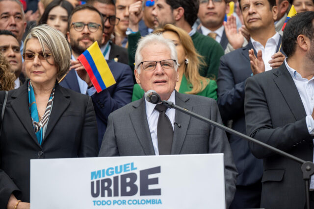 Padre de senador colombiano asesinado presentó su precandidatura presidencial