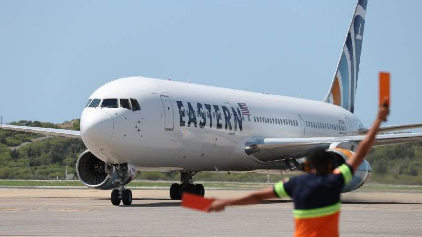 200人の移民のグループがテキサスから飛行機に到着しました