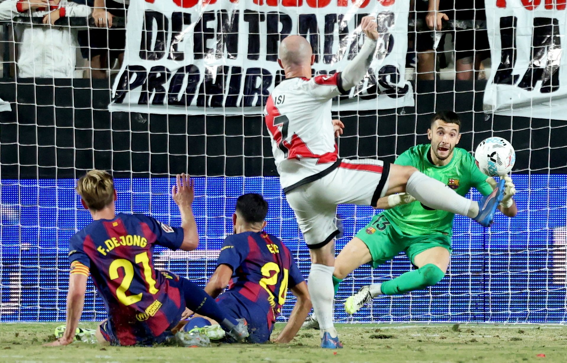 El Barcelona empata ante el Rayo Vallecano  1-1 y deja escapar su primer punto