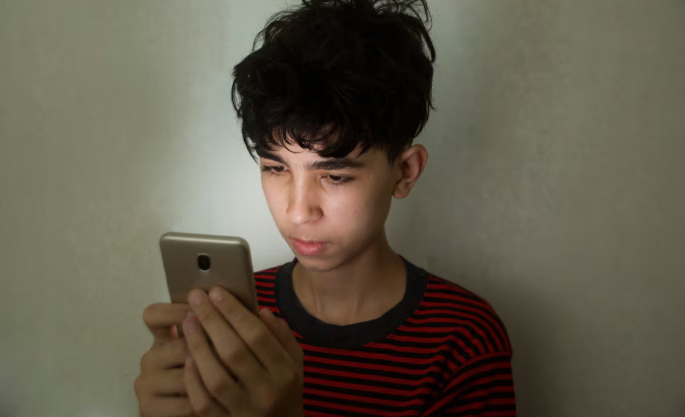 FOMO digital: la adicción que se esconde en el bolsillo de los adolescentes
