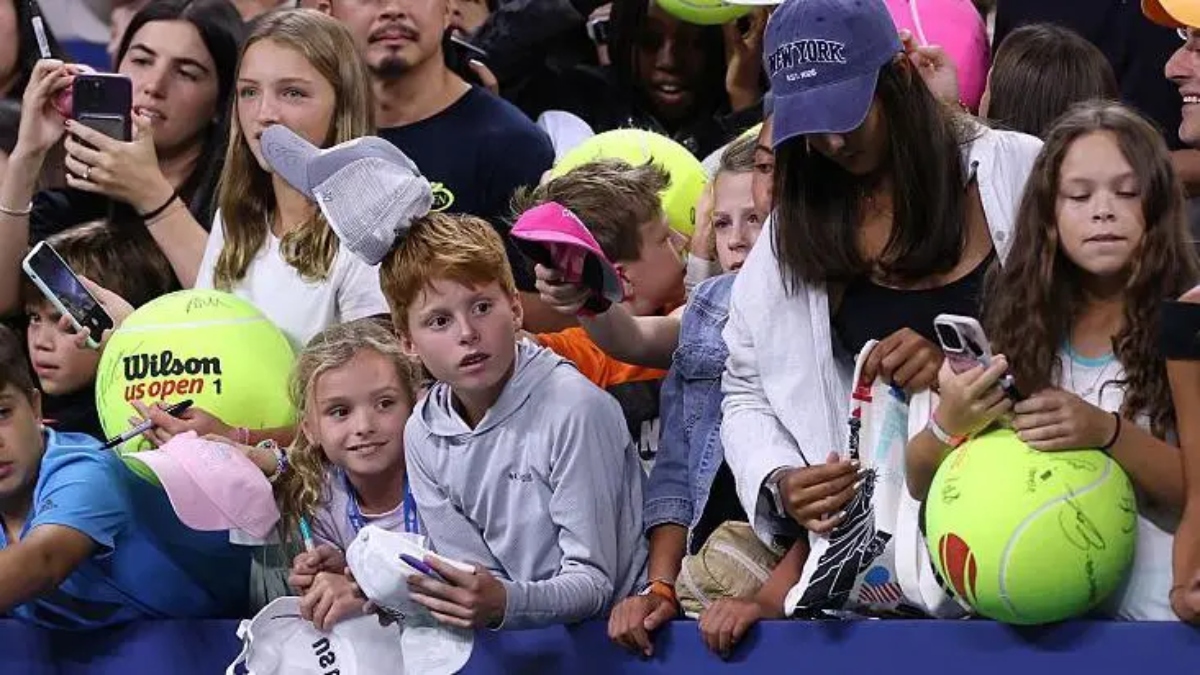 El hombre que causó indignación al arrebatarle una gorra a un niño en el Abierto de EE.UU. de tenis se disculpa