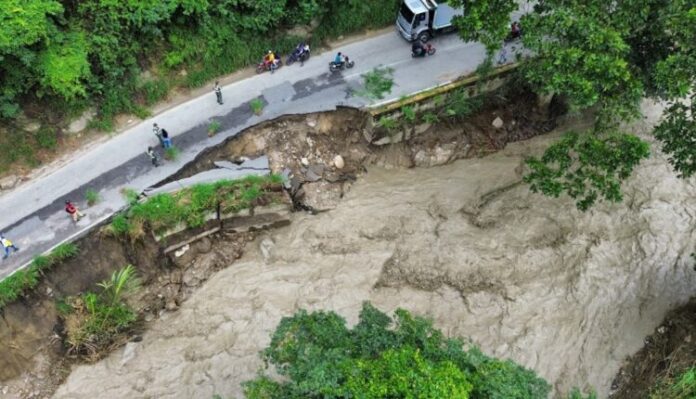 The Motatan River, on agricultural roads, overflowed