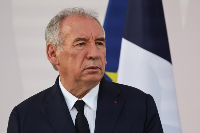 Francia restringe la atención sanitaria gratuita a migrantes sin papeles