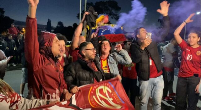 Venezolanos en Buenos Aires hicieron un banderazo en apoyo a la Vinotinto Venezolanos en Buenos Aires hicieron un banderazo en apoyo a la Vinotinto
