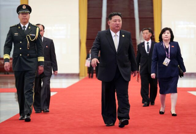 Desde limpiar hasta recoger colillas de cigarrillos: el estricto protocolo de Kim Jong-un para eliminar cualquier rastro de su ADN Desde limpiar hasta recoger colillas de cigarrillos: el estricto protocolo de Kim Jong-un para eliminar cualquier rastro de su ADN