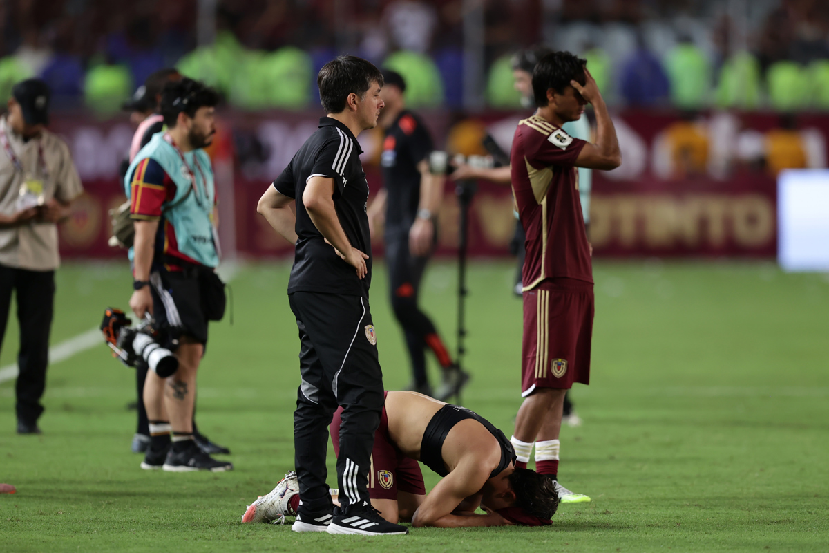 Jugadores de Venezuela estupefactos tras la derrota. Foto EFE/ Ronald Peña R