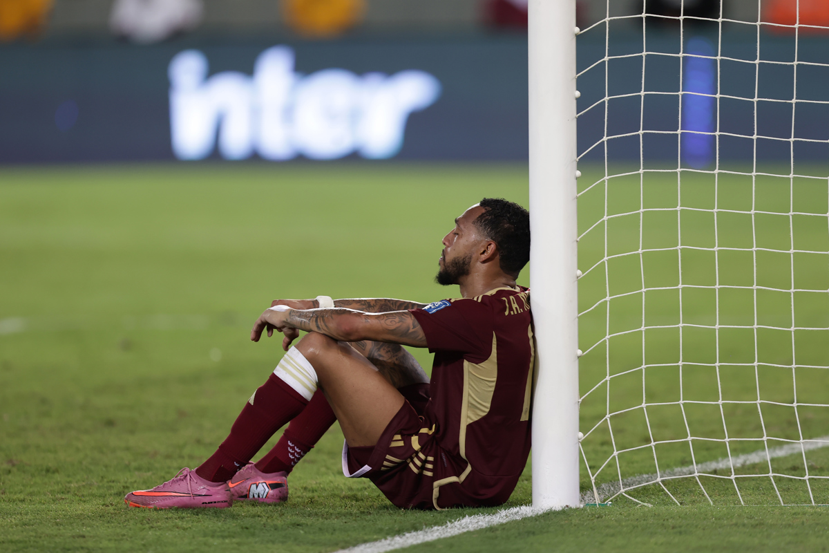 José Martínez de Venezuela reacciona al final de un partido por las eliminatorias a la Copa Mundial 2026. Foto EFE/ Ronald Peña R