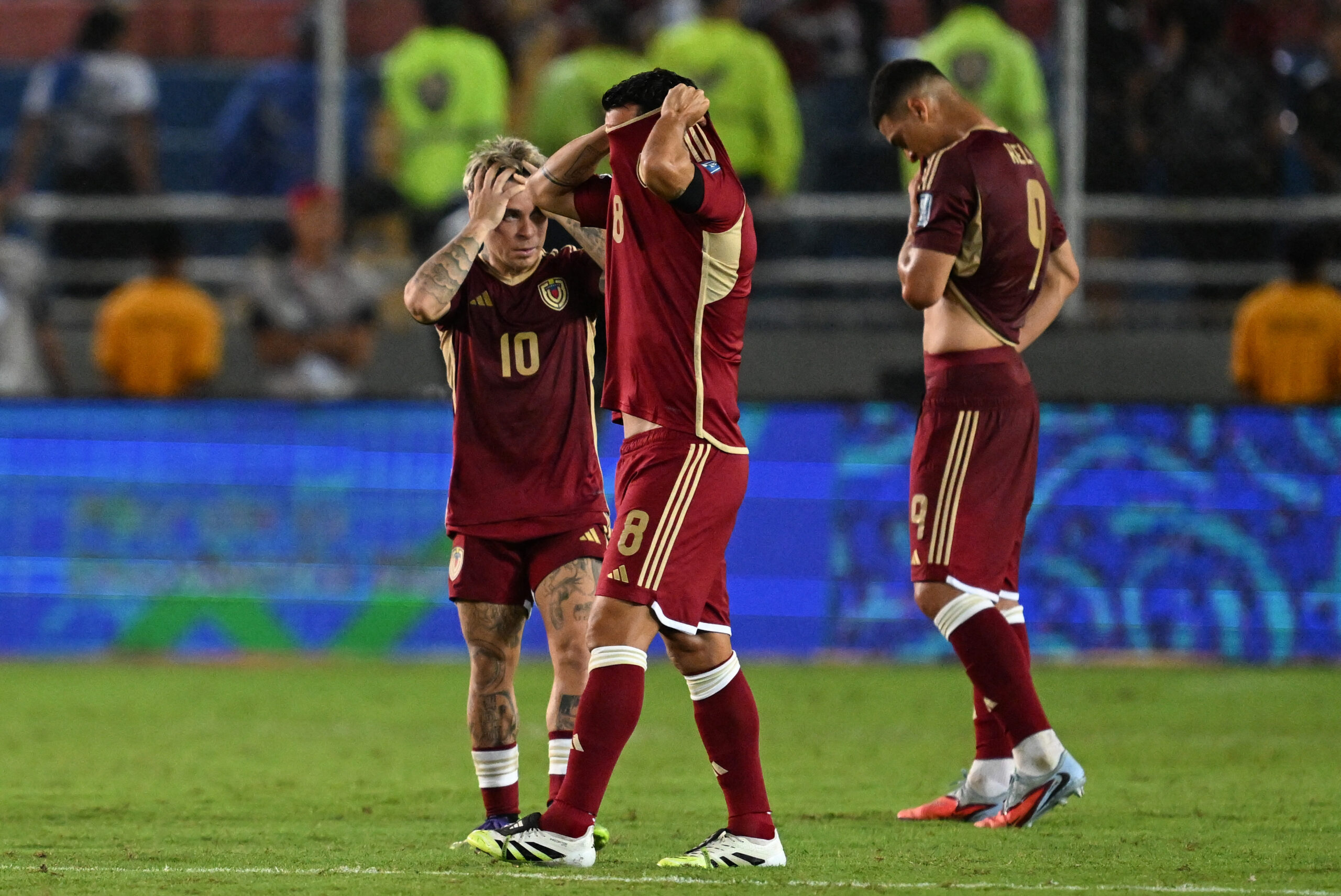 Yeferson Soteldo, el mediocampista #08 Tomás Rincón y el delantero #09 Kevin Kelsy reaccionan después de perder el partido, Foto Juan BARRETO / AFP