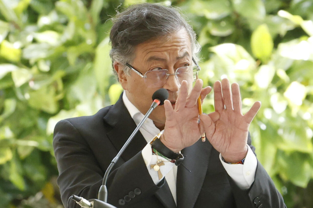 Petro retira del Servicio A Un General Del Ejército por Sospechas de Vínculos Con Narcos