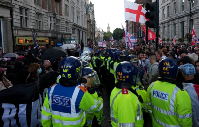 Más de 110.000 personas se manifiestan en Londres convocadas por activista de ultraderecha
