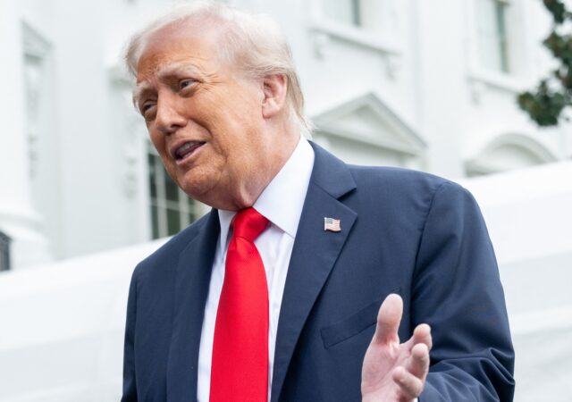 La aprobación de Donald Trump cayó a 37% entre votantes latinos