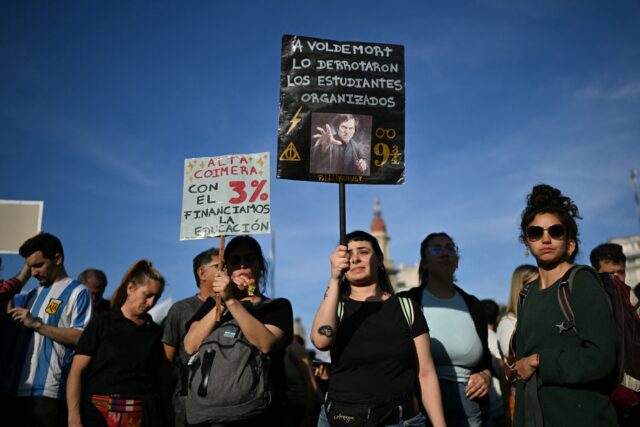 “No al veto”: miles marchan en defensa de la educación y la salud públicas en Argentina