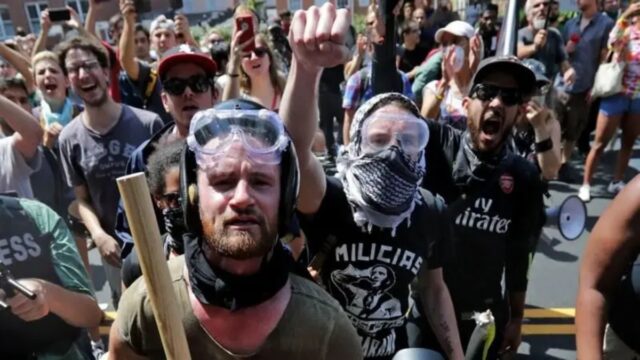 Qué es Antifa, el grupo de extrema izquierda enfrentado a los supremacistas blancos en EE.UU. y al que Trump quiere declarar como "terrorista"