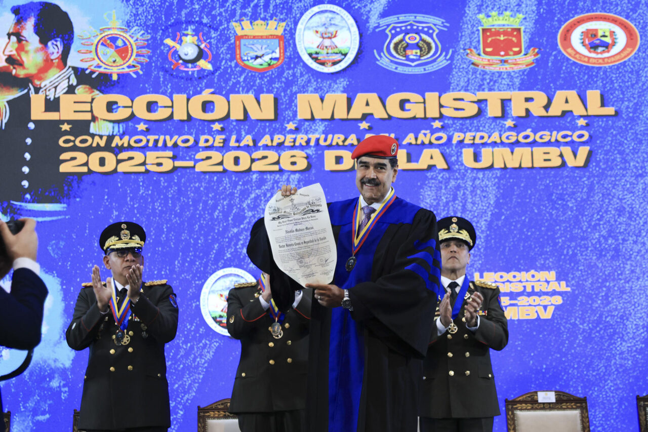 Maduro received Honoris Causa from Venezuelan Military University before "Threats" of the US Maduro receives Honoris Causa from the Venezuelan Military University before "Threats" of the US