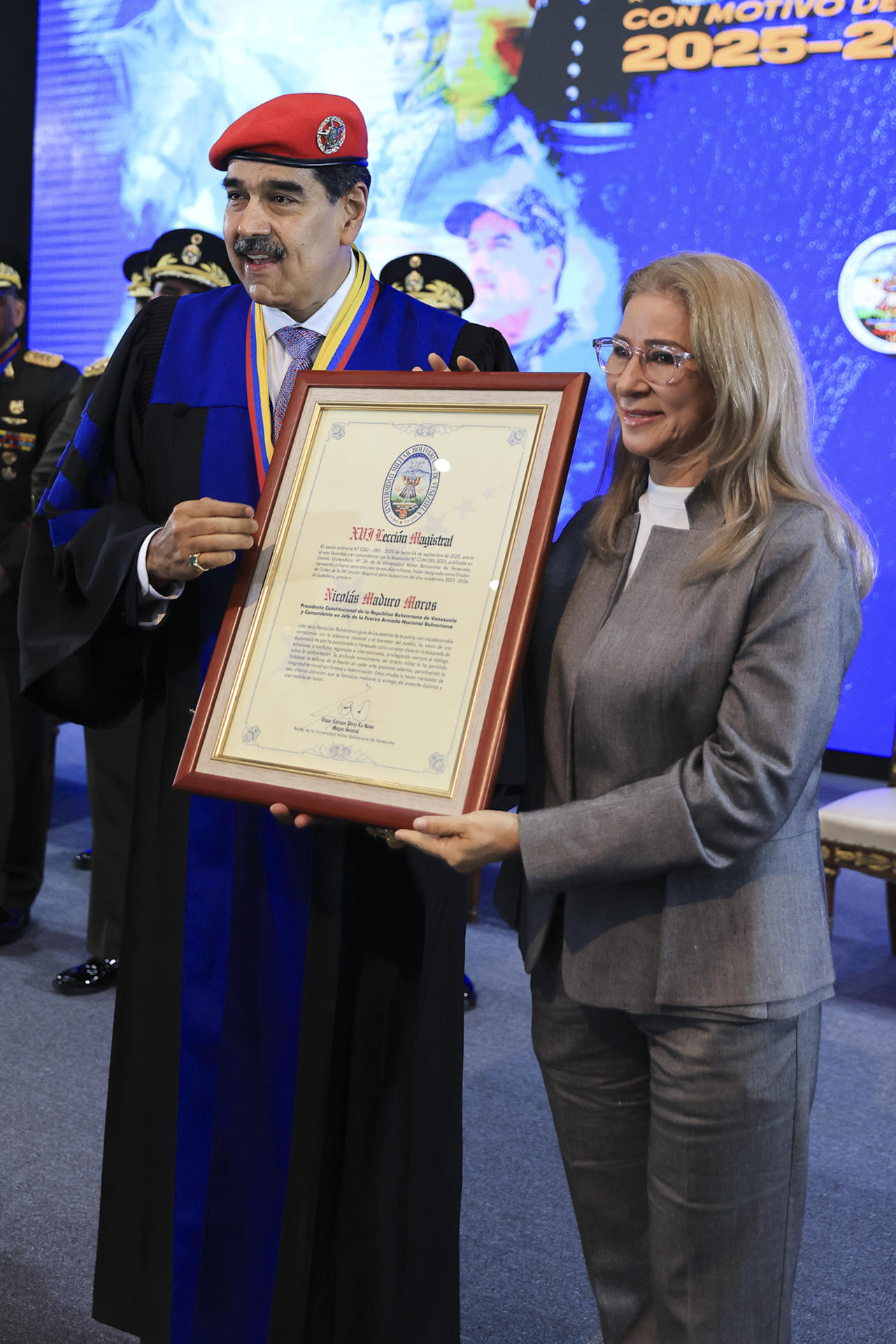 Maduro received Honoris Causa from Venezuelan Military University before "Threats" of the US Maduro received Honoris Causa from Venezuelan Military University before "Threats" of the US