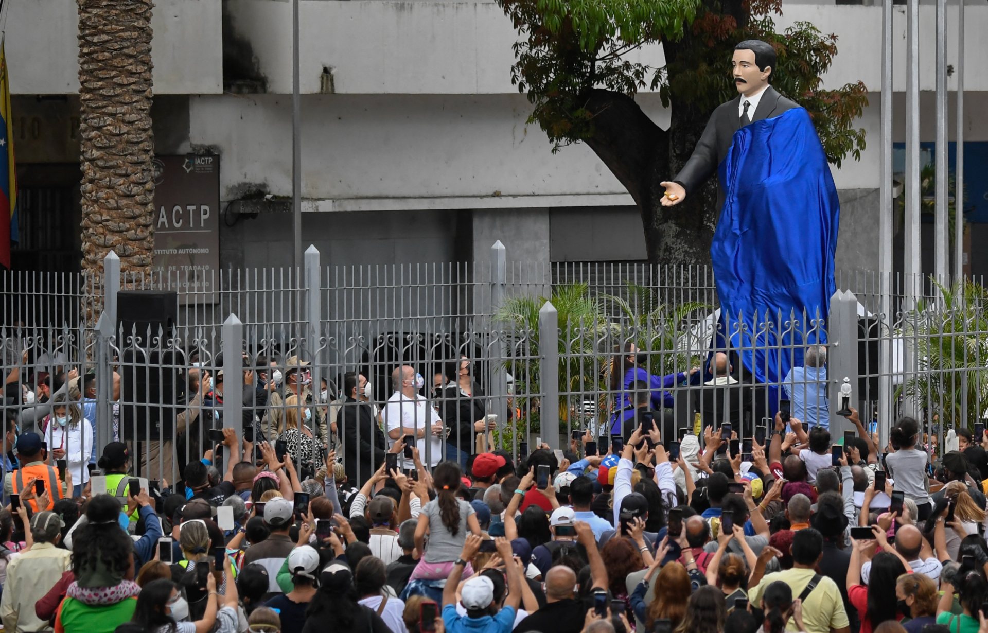 Una estatua del médico venezolano José Gregorio Hernández, también conocido como "el médico de los pobres", es develada durante su ceremonia de beatificación, en las afueras de la iglesia La Candelaria en Caracas el 30 de abril de 2021 | Foto: Federico Parra/AFP