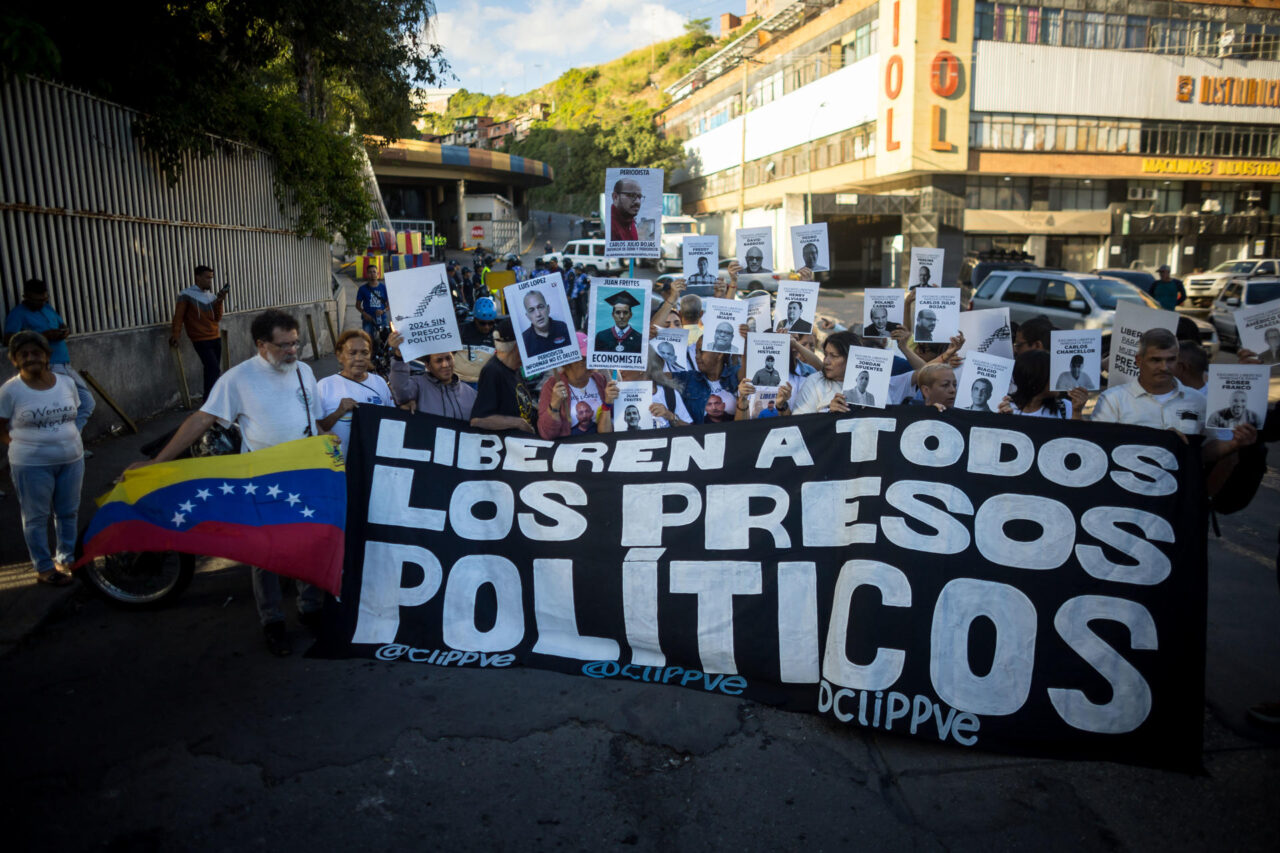 Familiares de "presos políticos" protestan en Caracas por su libertad y un "trato digno"