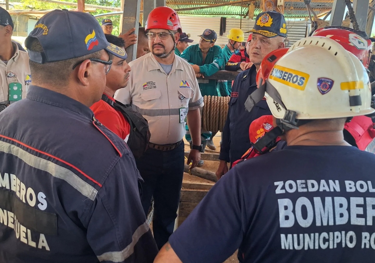 Firefighters rescue the bodies of 14 miners who died due to flooding in the El Callao mine Firefighters-Bolívar