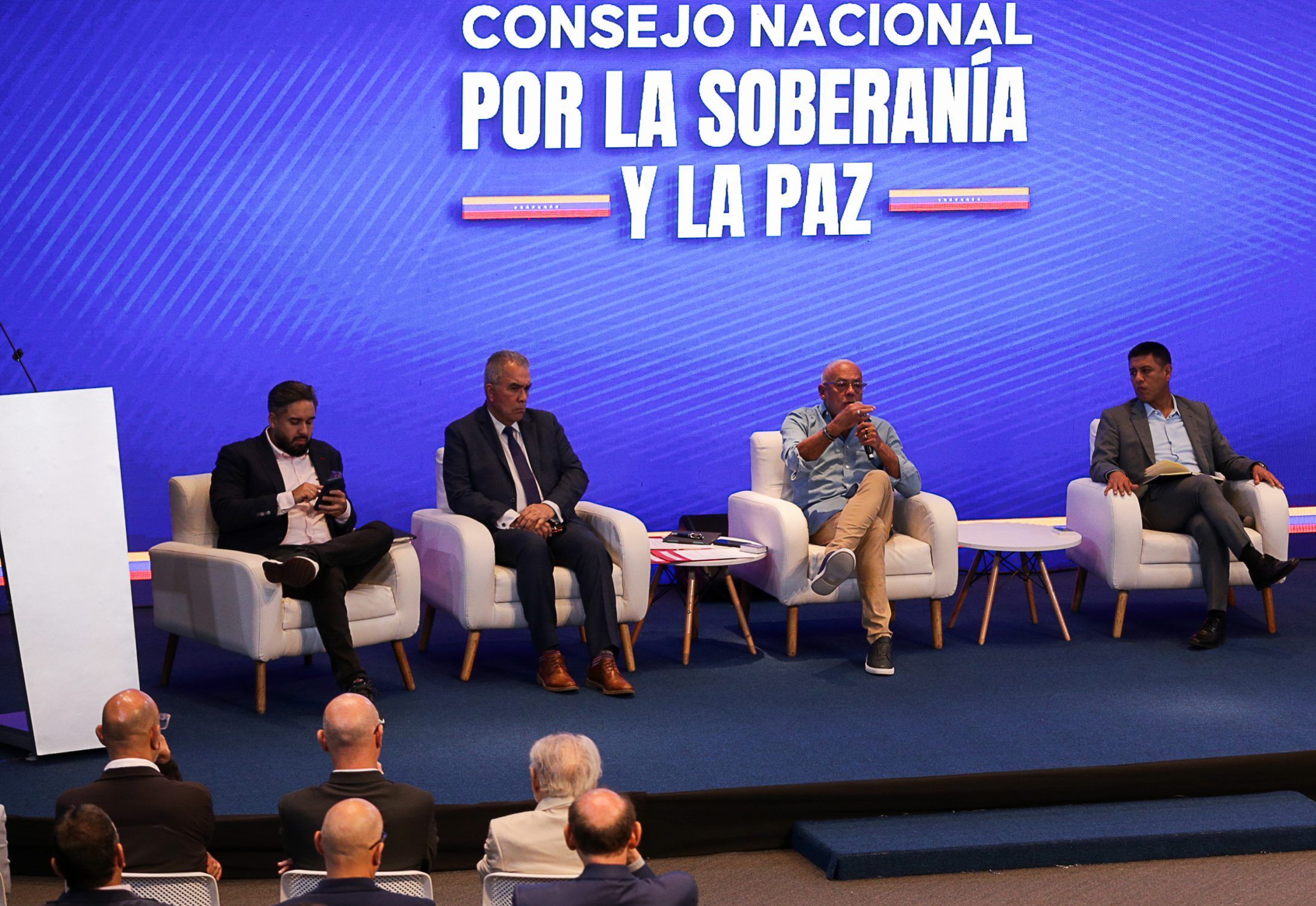 Gobierno de Maduro pide a medios de comunicación "defender la verdad" en medio de denuncias de censura