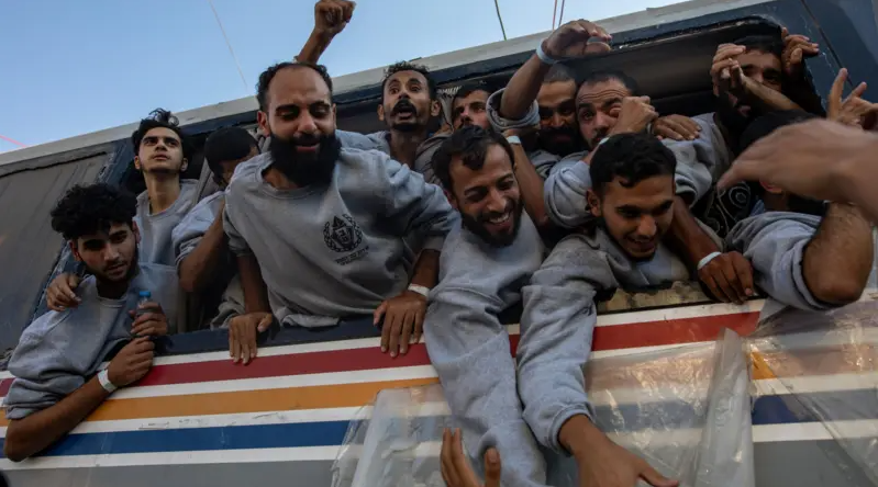 "Nos golpearon y humillaron, nos impedían comer, beber e ir al baño": las torturas que denuncian los prisioneros palestinos liberados por Israel