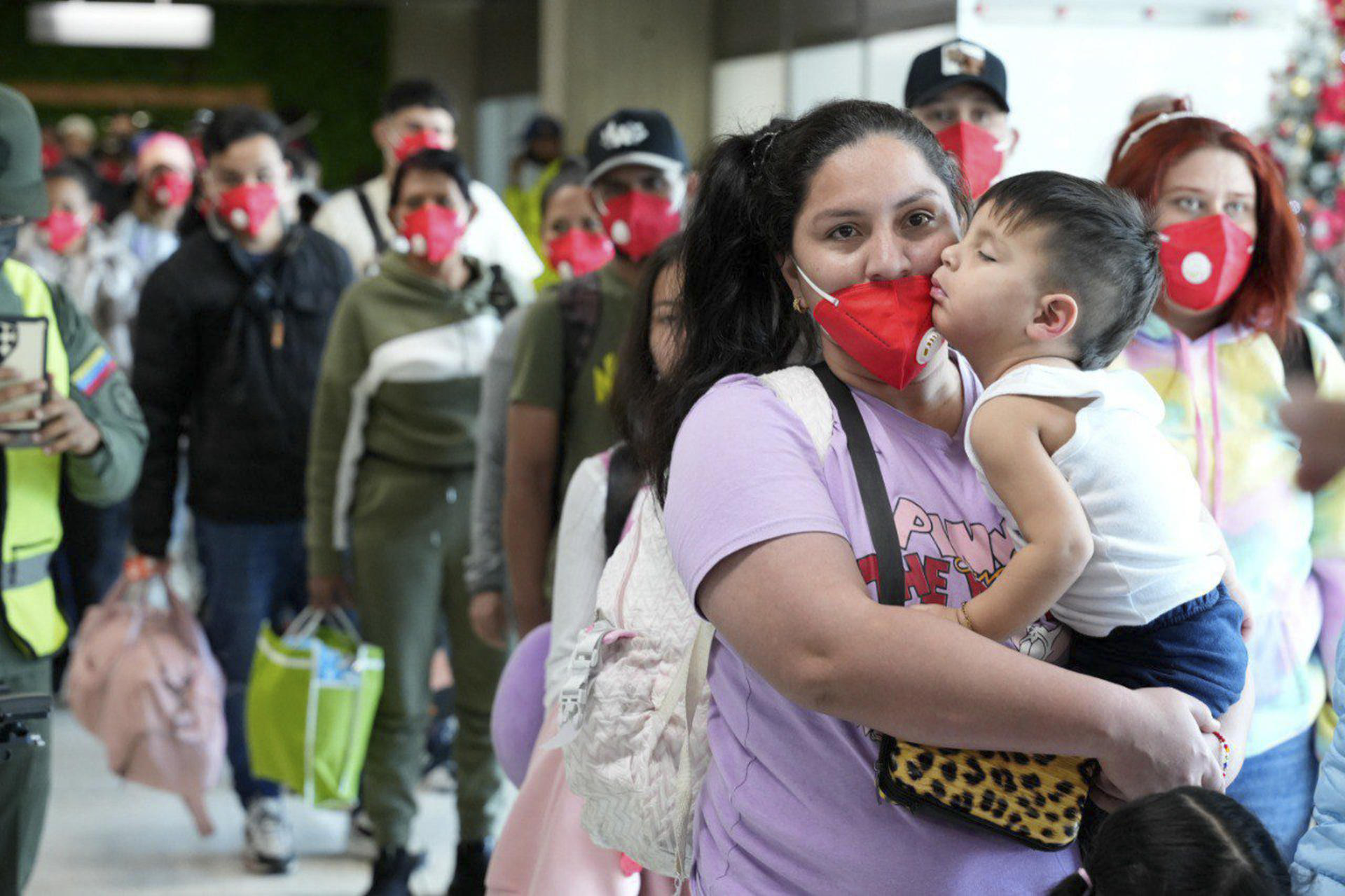 Llega al país vuelo con 153 venezolanos repatriados procedentes de Estados Unidos