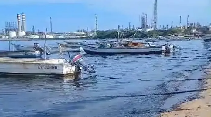 Derrame de petróleo cubre costas de Falcón tras desborde en complejo refinador