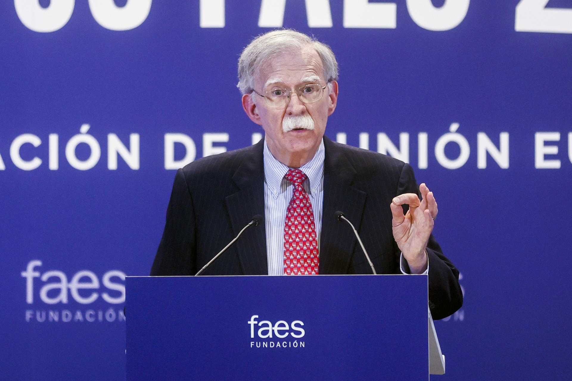 Trump estrecha el cerco contra sus críticos: imputan a Bolton y otros dos funcionarios en un mes