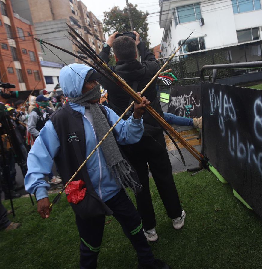 Cuatro policías heridos con flechas durante protestas contra EE UU en Colombia