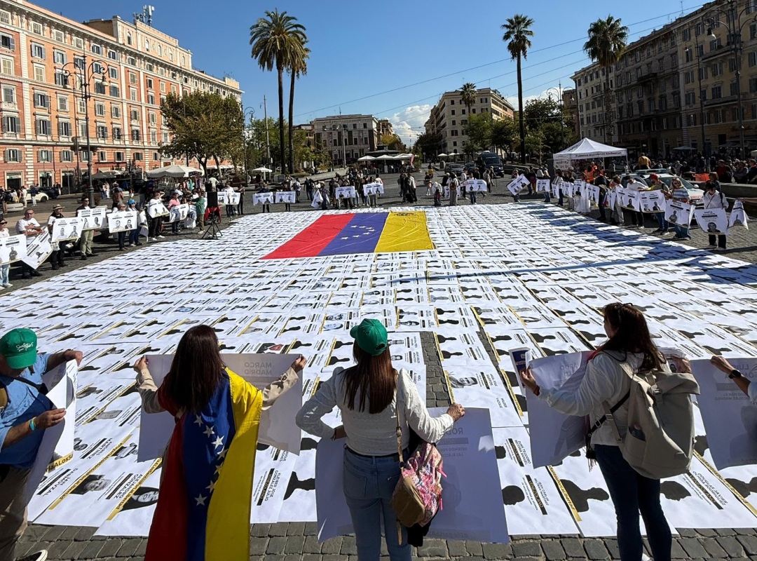 Venezolanos en Roma exigen libertad para más de 800 presos políticos antes de la canonización