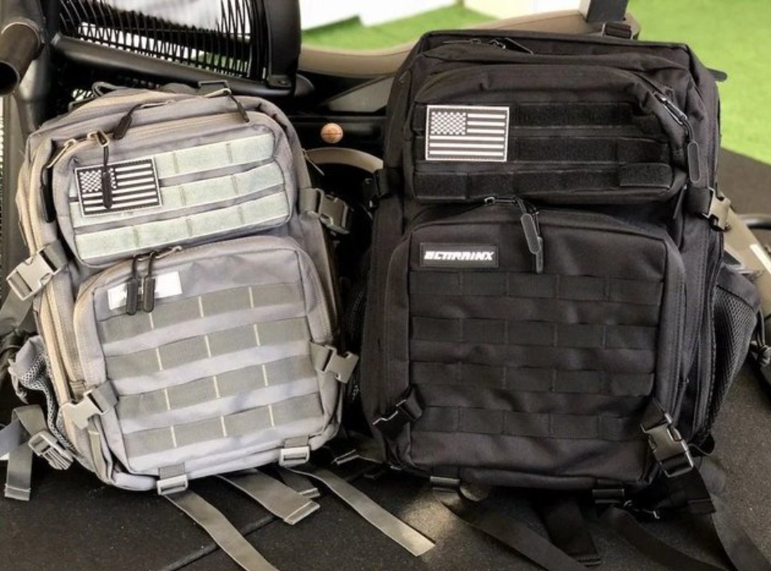 Liberaron a jóvenes que habían sido detenidos por usar bolsos tácticos con diseño que incluía la bandera de EE UU