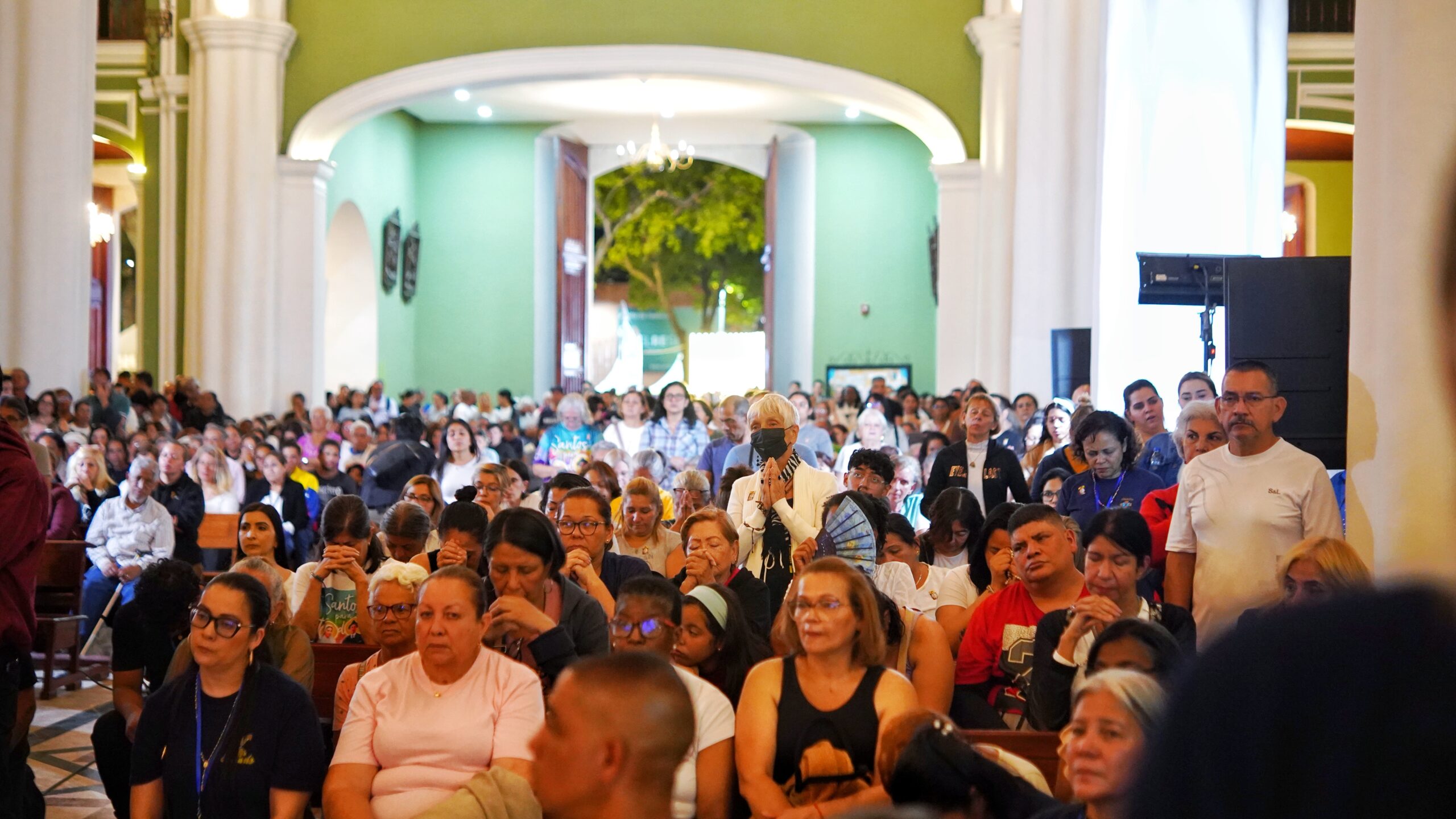 Parishioners on the day of the canonization of José Gregorio Hernández. Photo: Abraham Tovar | The National