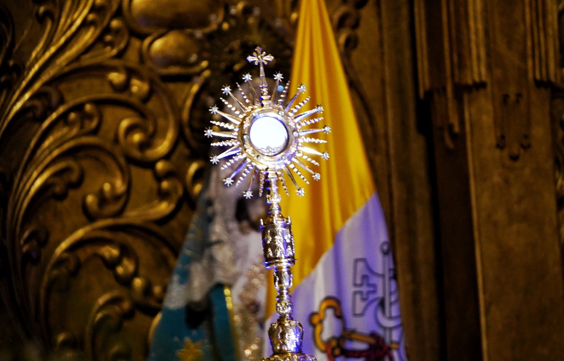 The Blessed Sacrament was carried in procession by Father Gerson Suárez, vicar of La Candelaria