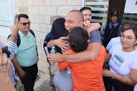 Entre lágrimas y abrazos, familias reciben a colombianos liberados de cárceles venezolanas Entre lágrimas y abrazos, familias reciben a colombianos liberados de cárceles venezolanas