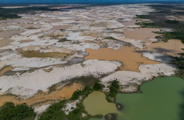 Em Madre de Dios, Peru, a mineração ilegal está destruindo todos os vestígios do que antes era a floresta amazônica. Crédito da imagem: Antonio Melgarejo via Amazon Underworld