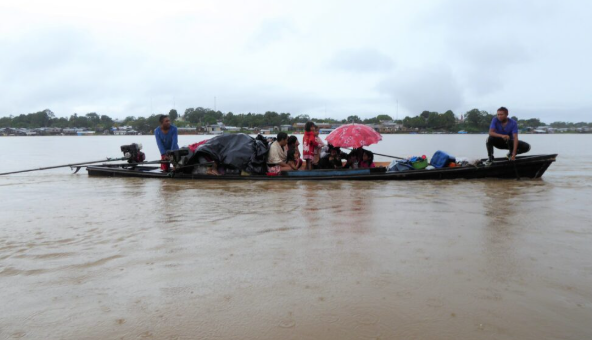Família no Rio Javari, Brasil. Comunidades civis estão sob ataque nessas regiões. Crédito da imagem: Steve Hide
