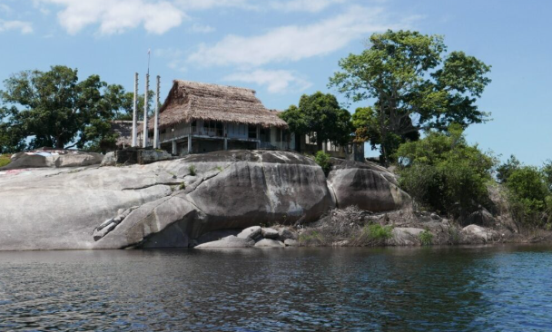 Posto militar abandonado na fronteira entre Colômbia e Venezuela. A ausência do Estado permitiu o florescimento de grupos criminosos. Crédito da imagem: Steve Hide