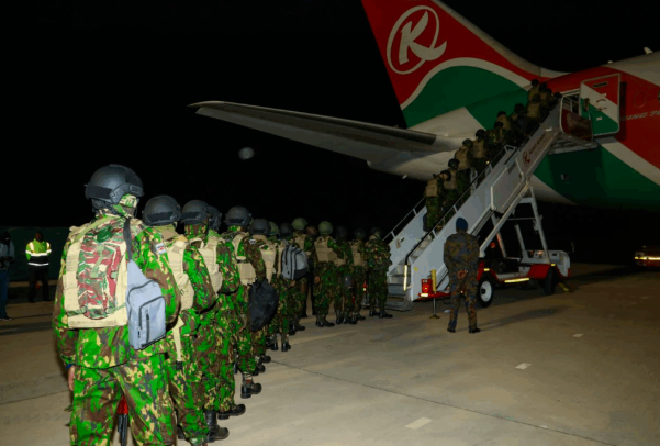 Miembros del Servicio Nacional de Policía de Kenia abordan un avión en preparación para su despliegue en Haití en enero de 2025. Fuente de la imagen: Servicio Nacional de Policía de Kenia vía X
