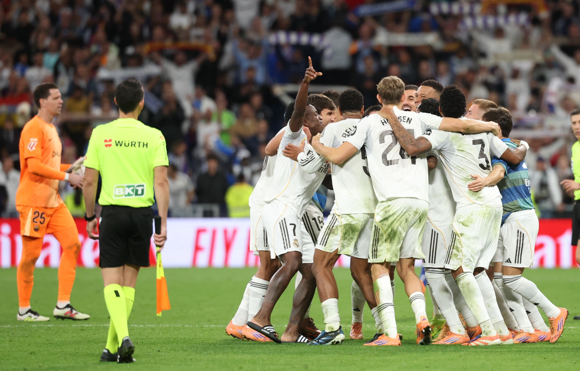 Real Madrid bate al Barcelona y se afianza en el liderato de LaLiga