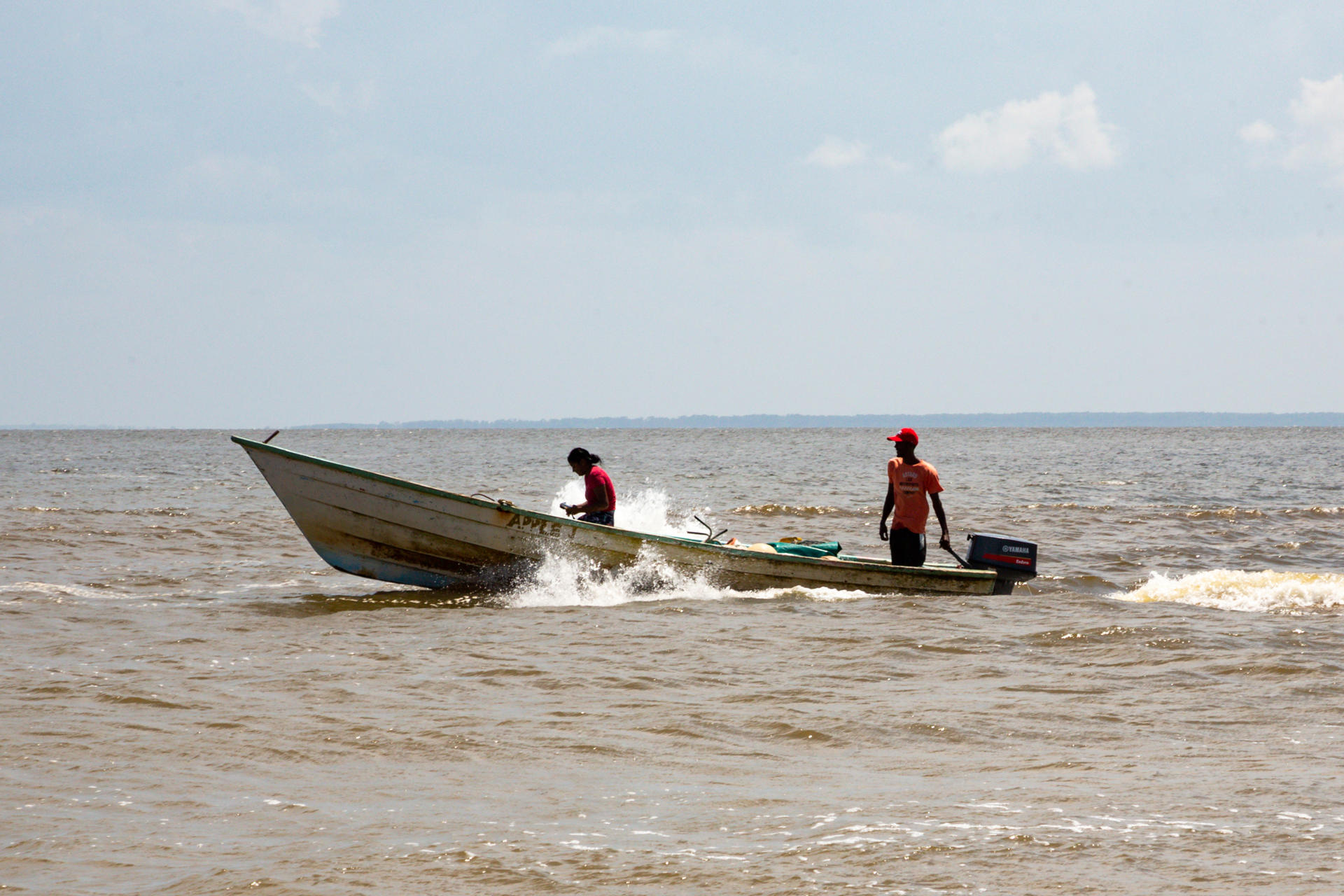 Derrame petrolero de Trinidad en Paria paraliza la pesca y causa la pérdida de 11 toneladas diarias