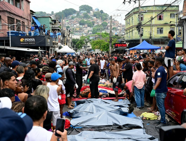 Cadáveres en el complejo Penha, en Río de Janeiro, detrás del operativo contra Comando Vermelho. Foto: AFP