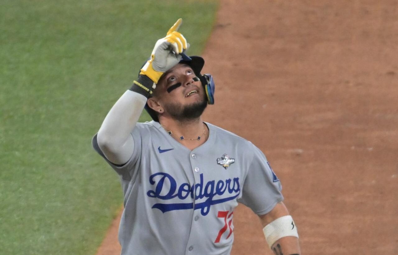 Miguel Rojas celebra el triunfo de los Dodgers en la Serie Mundial