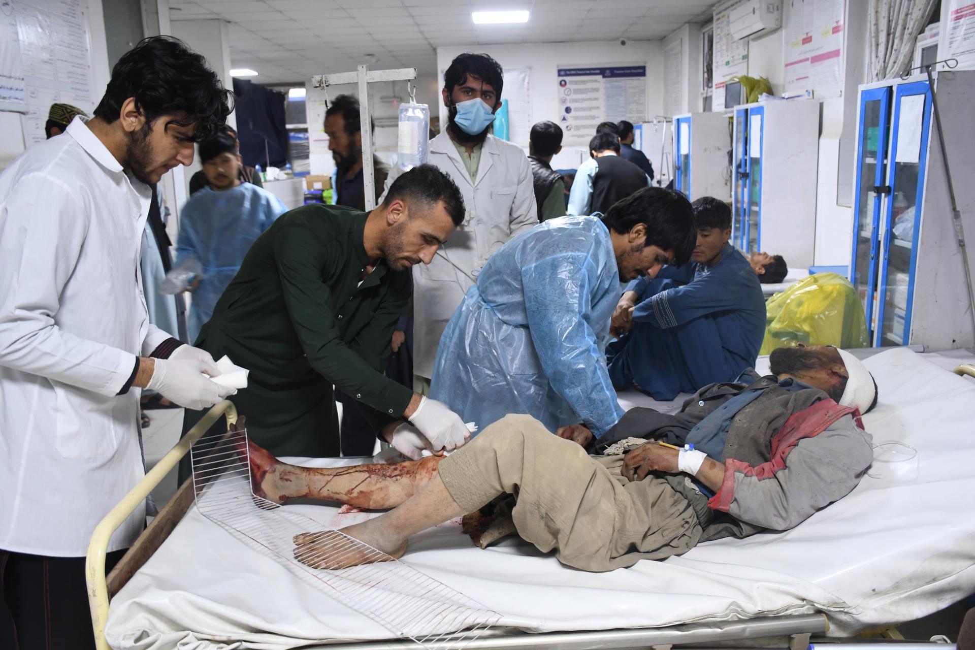 Personas heridas en el terremoto reciben tratamiento en un hospital de Mazar-e-Sharif, Afganistán. Foto EFE/NAJIB FARYAD