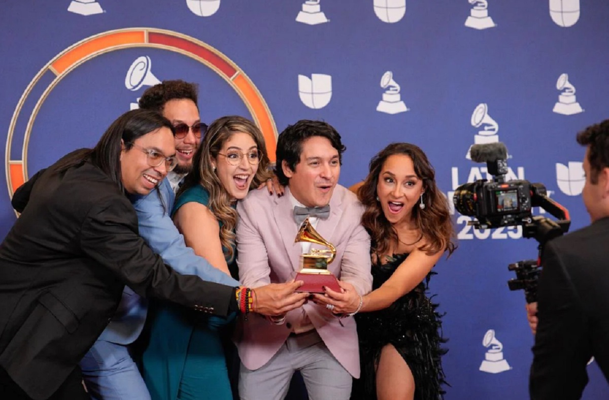 Daniela Padron junto con la agrupacion Kerreke Foto Archivo